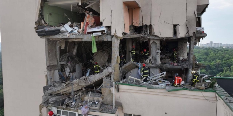 В пошкодженій уламками російської ракети 16-поверхівці виявлено тіла ще двох людей – мер Києва