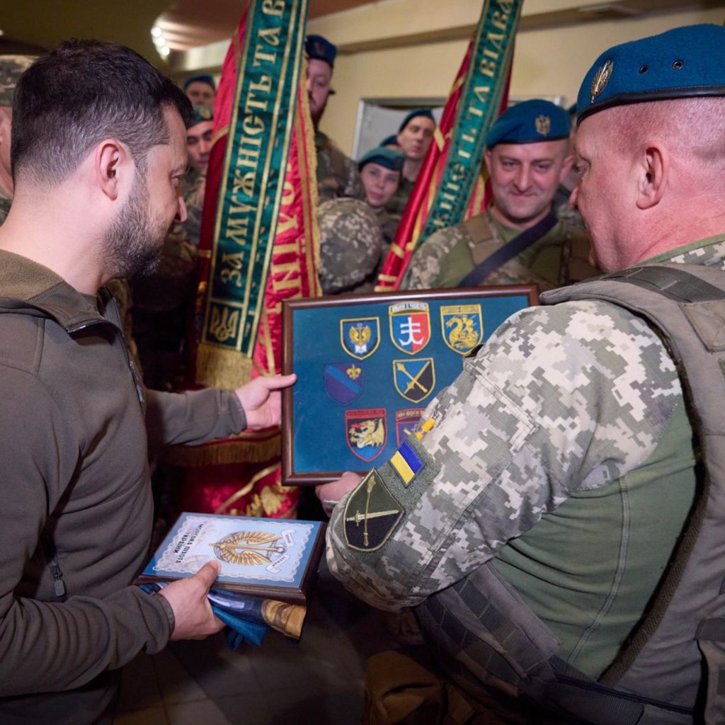 Шеврони Героїв: Володимир Зеленський розповів про шеврони, передані йому морпіхами (ФОТО) 4