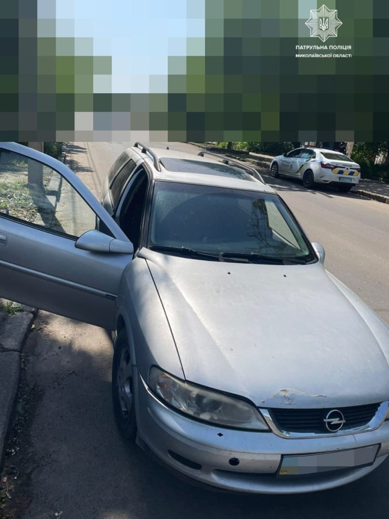 У Миколаєві патрульні затримали водія з підробленими документами на автівку (ФОТО) 3