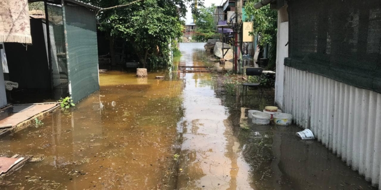 У Миколаєві волонтери почали евакуйовувати містян з перших підтоплених будинків (ФОТО, ВІДЕО)