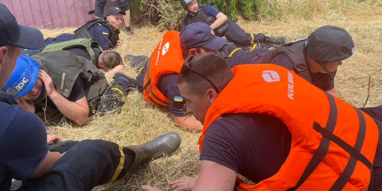 Два рятувальники з Миколаївщини отримали поранення: вони допомагали евакуйовувати людей, коли розпочався російський обстріл (ФОТО)