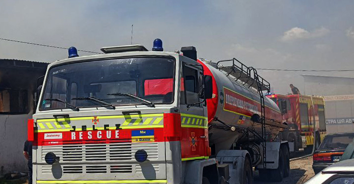 На авторинку в Миколаєві спалахнула пожежа на площі 300 кв.м (ФОТО)