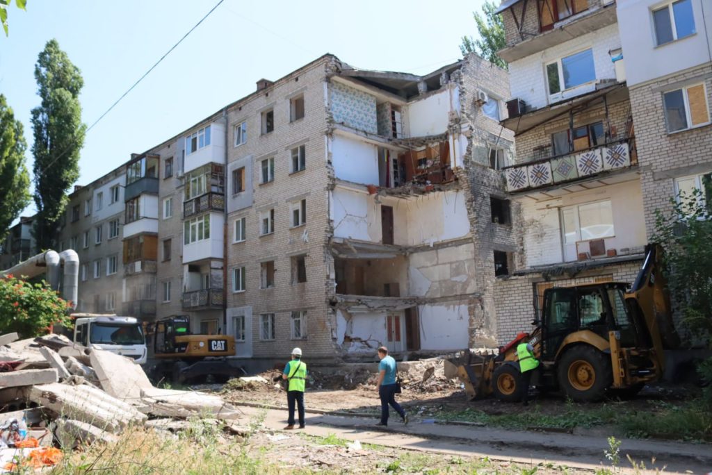 У Миколаєві прибирають будівельні відходи, які виникли внаслідок російських обстрілів і бомбардувань (ФОТО) 5
