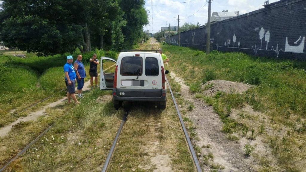 Хочуть скоротити шлях і застрягають: у Миколаєві за два дні вже 4 випадки, коли автомобілісти заважають руху трамваїв (ФОТО) 6