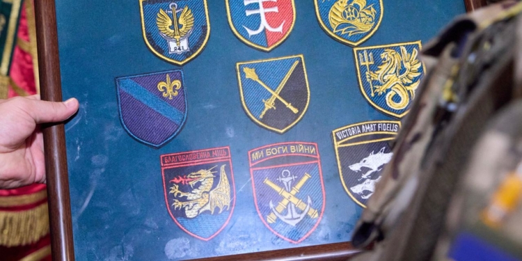 Шеврони Героїв: Володимир Зеленський розповів про шеврони, передані йому морпіхами (ФОТО)