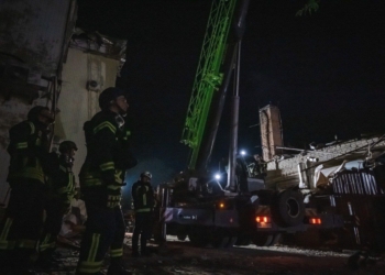 Внаслідок вчорашнього російського ракетного удару по Краматорську кількість загиблих зросла до 8, серед яких 3 дітей. Розбір завалів продовжується (ФОТО)