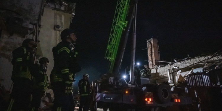 Внаслідок вчорашнього російського ракетного удару по Краматорську кількість загиблих зросла до 8, серед яких 3 дітей. Розбір завалів продовжується (ФОТО)