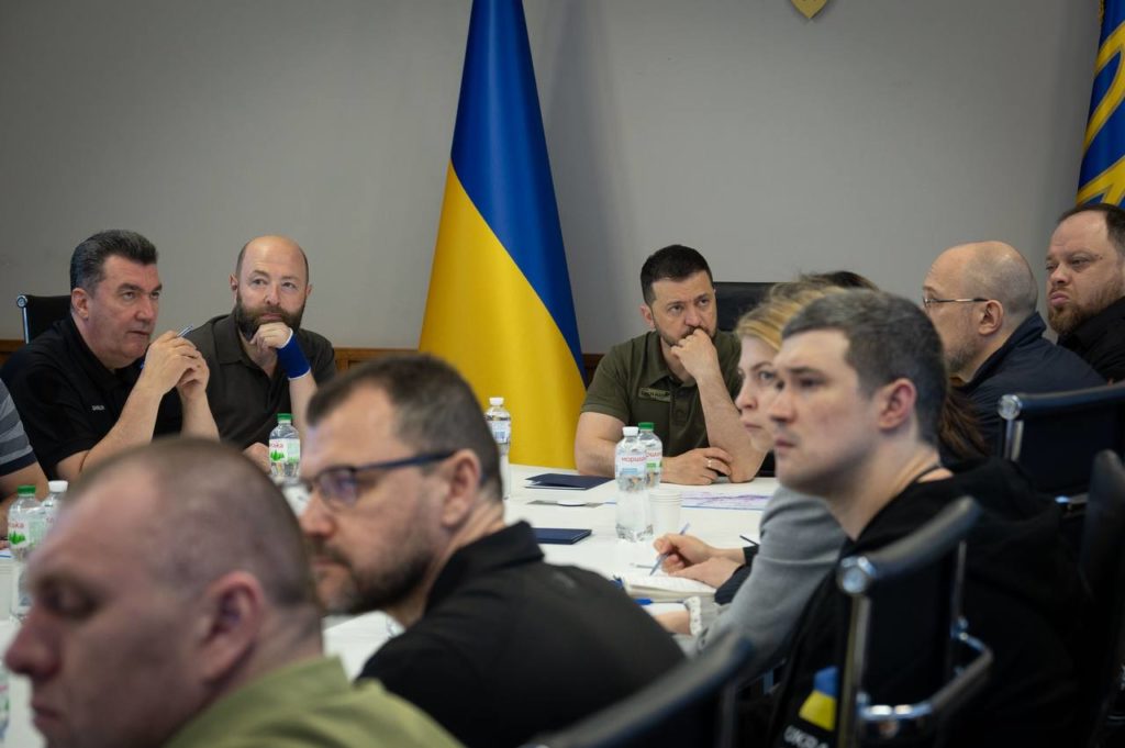 Погоджено комплекс міжнародних і безпекових заходів, щоб притягти Росію до відповідальності за підрив Каховської ГЕС, - Зеленський та Данілов прокоментували засідання РНБО (ФОТО) 6