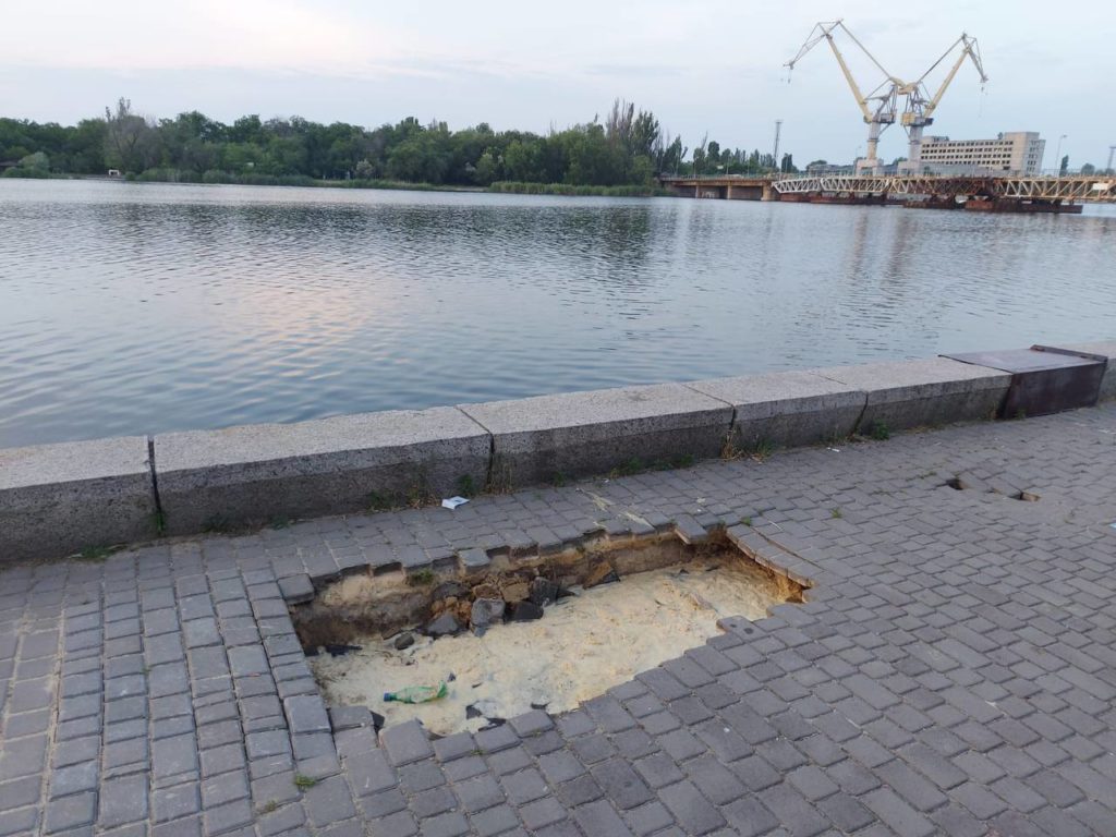 Миколаївці, обережно: через підтоплення на Нижній Набережні утворились провали (ФОТО) 5