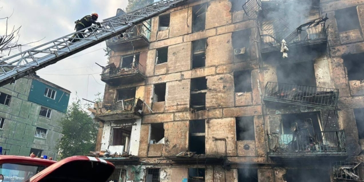 Ракетний удар росіян по п’ятиповерхівці у Кривому Розі: вже відомо про 3 загиблих і 25 поранених (ФОТО)