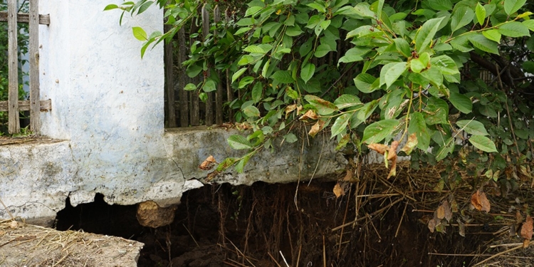 На Миколаївщині рятувальники відкачують воду з колодязів і дворів, а також доставляють на човнах до відрізаних водою сіл питну воду і інше необхідне (ФОТО)