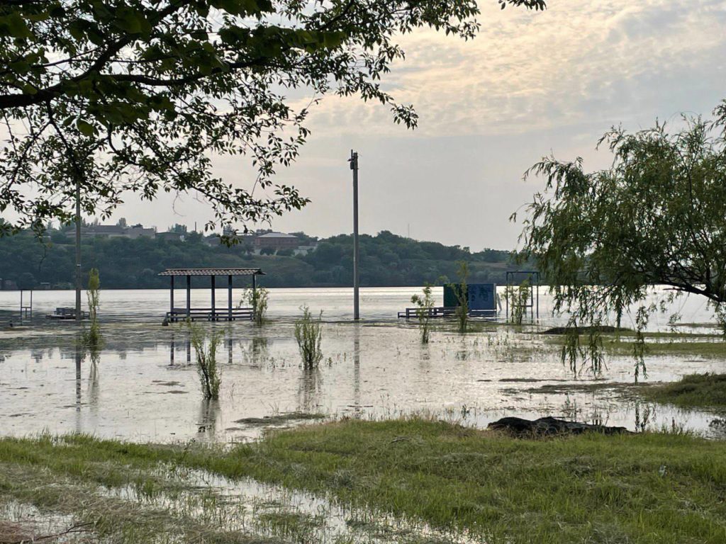 Ще +5 см: в акваторії Миколаєва рівень води піднявся на 82 см, на Намиві укріплюють берег (ФОТО) 2