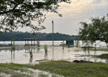 Ще +5 см: в акваторії Миколаєва рівень води піднявся на 82 см, на Намиві укріплюють берег (ФОТО)
