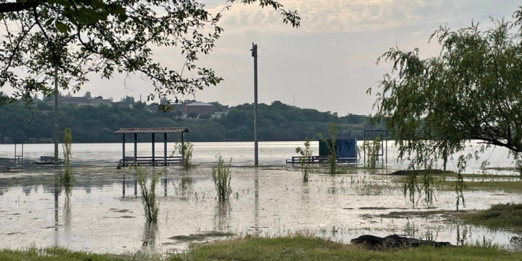 Ще +5 см: в акваторії Миколаєва рівень води піднявся на 82 см, на Намиві укріплюють берег (ФОТО)