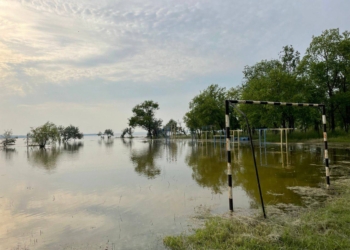 Ще +5 см: в акваторії Миколаєва рівень води піднявся на 82 см, на Намиві укріплюють берег (ФОТО)