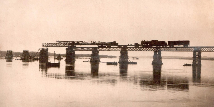 Вода Каховського водосховища відійшла і відкрила залишки мостів, які були затоплені майже 70 років (ФОТО)