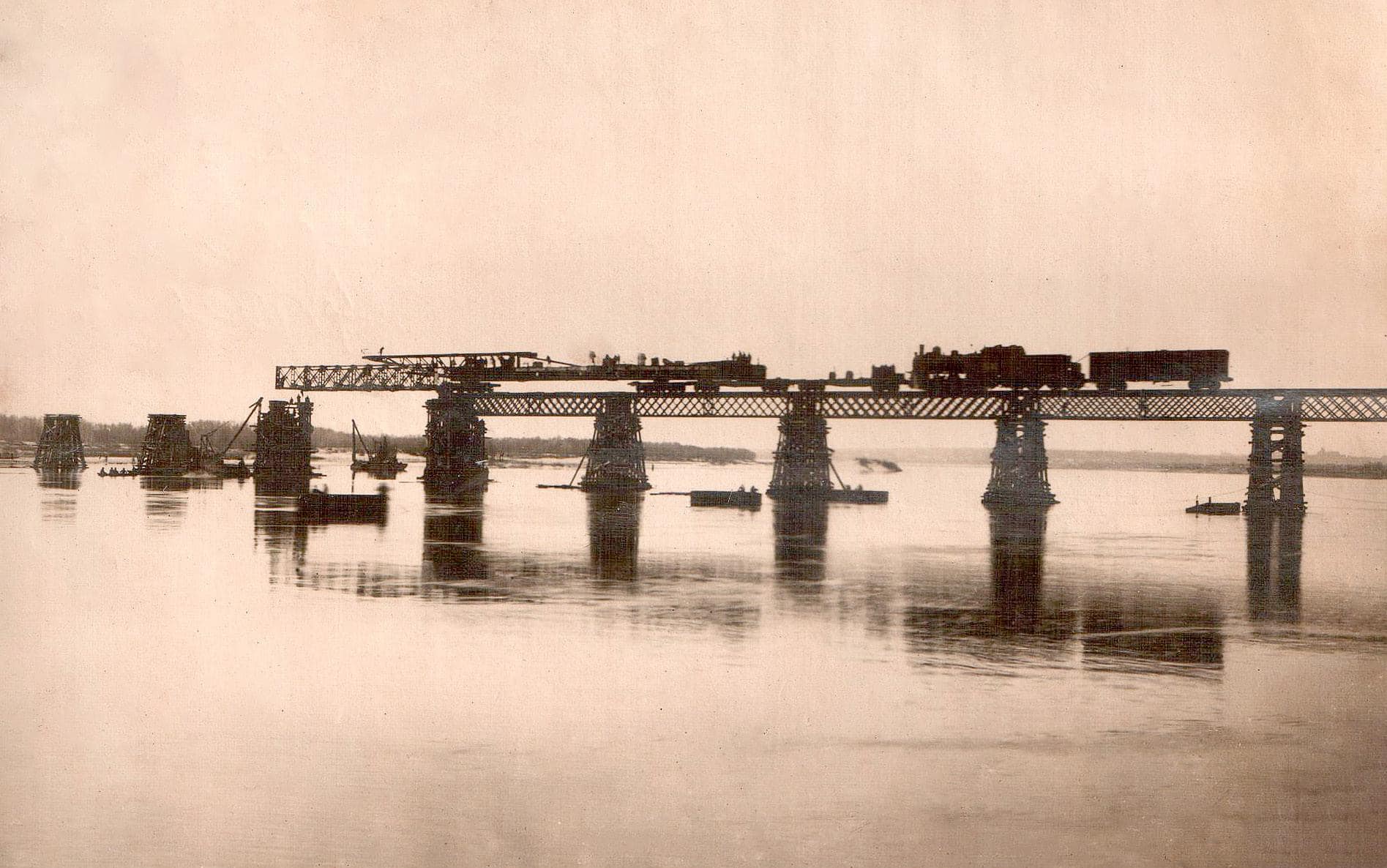 Вода Каховського водосховища відійшла і відкрила залишки мостів, які були затоплені майже 70 років (ФОТО)