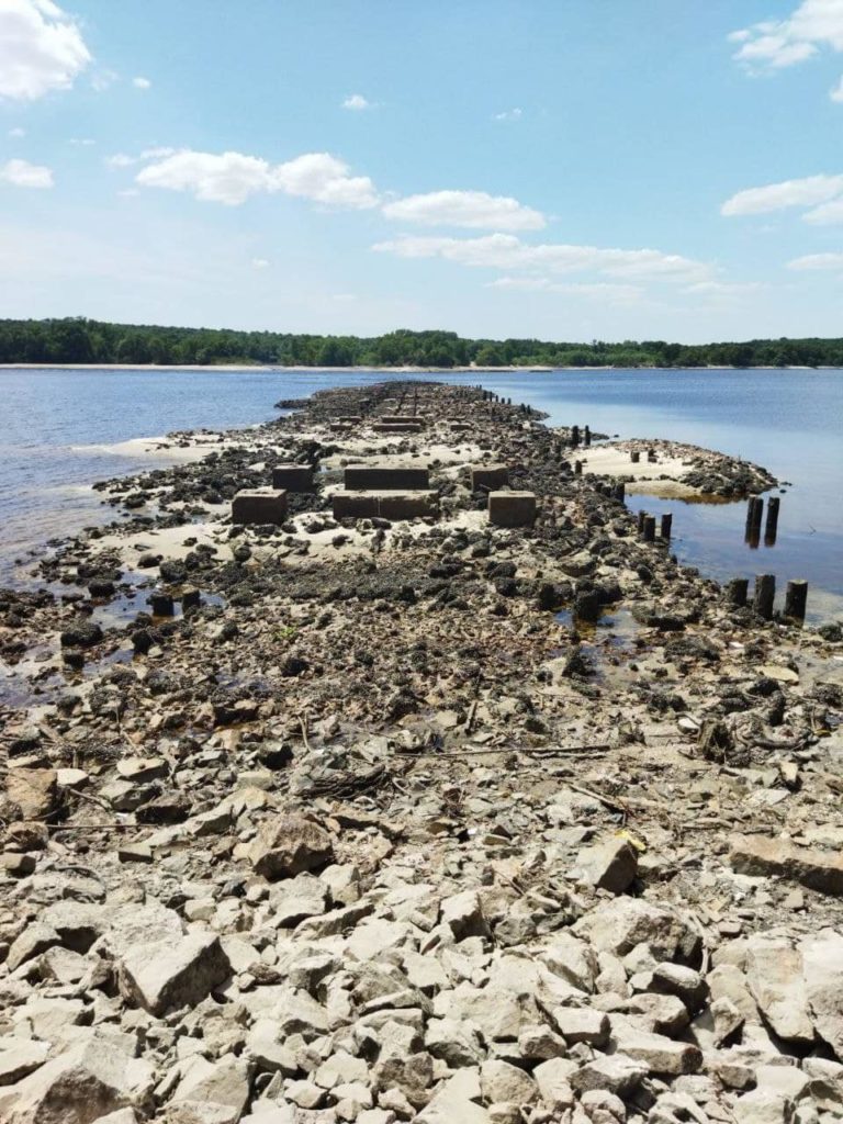 Вода Каховського водосховища відійшла і відкрила залишки мостів, які були затоплені майже 70 років (ФОТО) 1