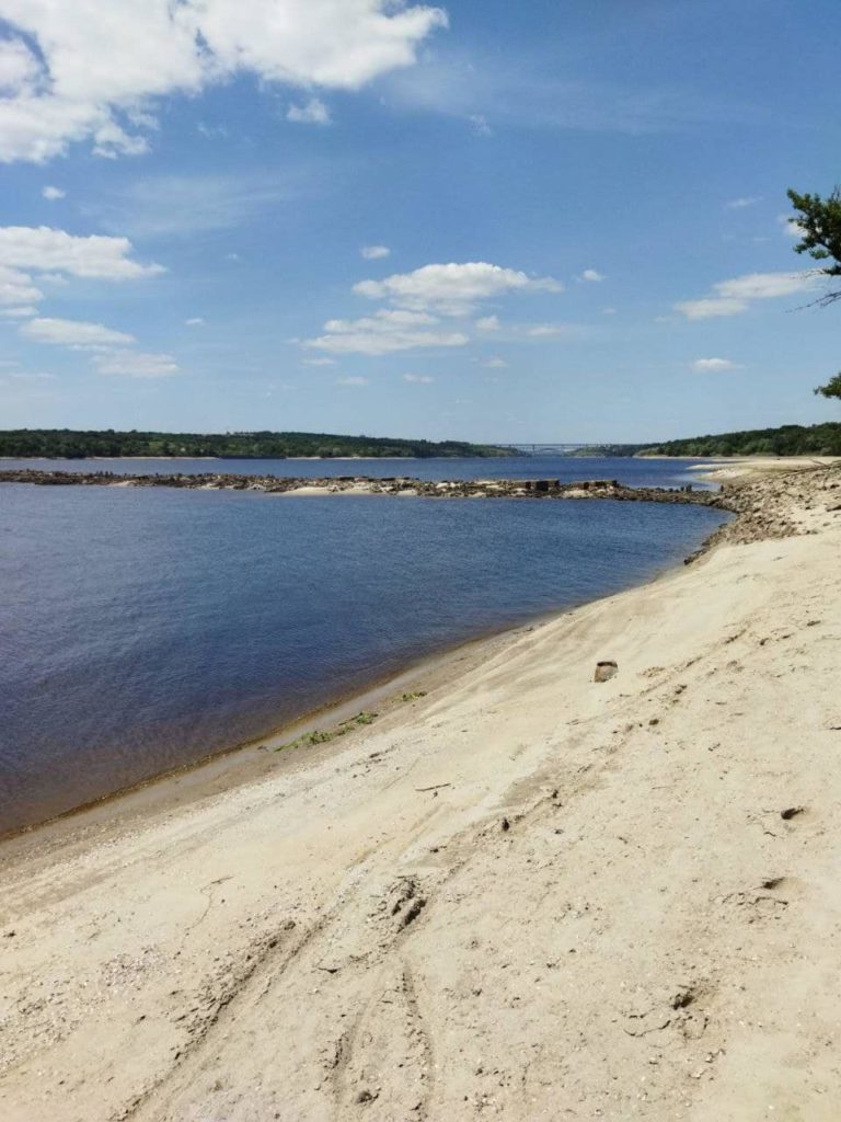 Вода Каховського водосховища відійшла і відкрила залишки мостів, які були затоплені майже 70 років (ФОТО) 3