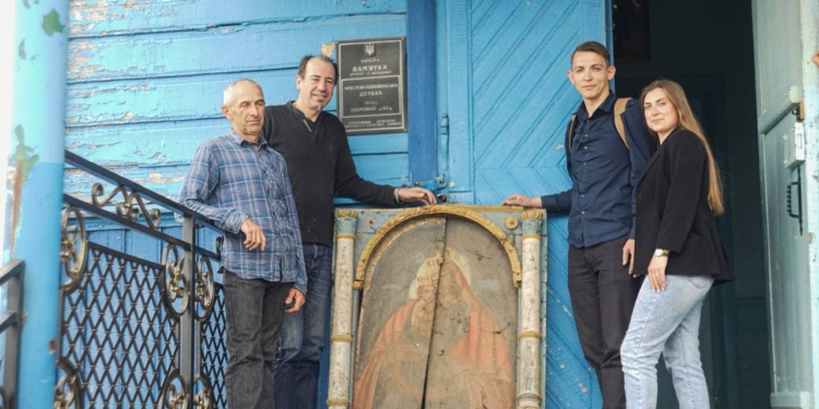 На горищі старовинного храму на Волині знайшли давню ікону. Підозрюють, що під нею – ще одна (ФОТО)