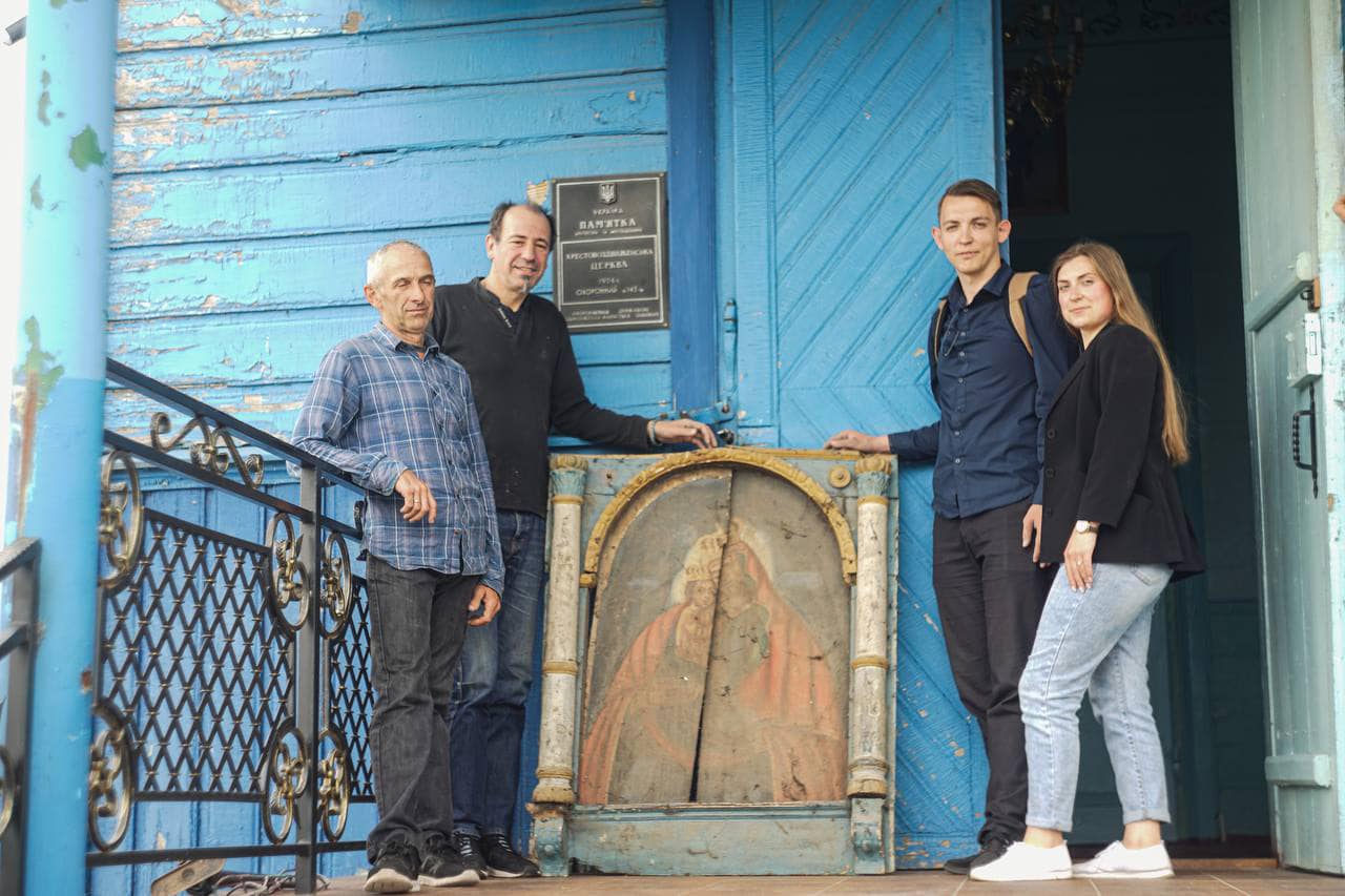 На горищі старовинного храму на Волині знайшли давню ікону. Підозрюють, що під нею – ще одна (ФОТО)