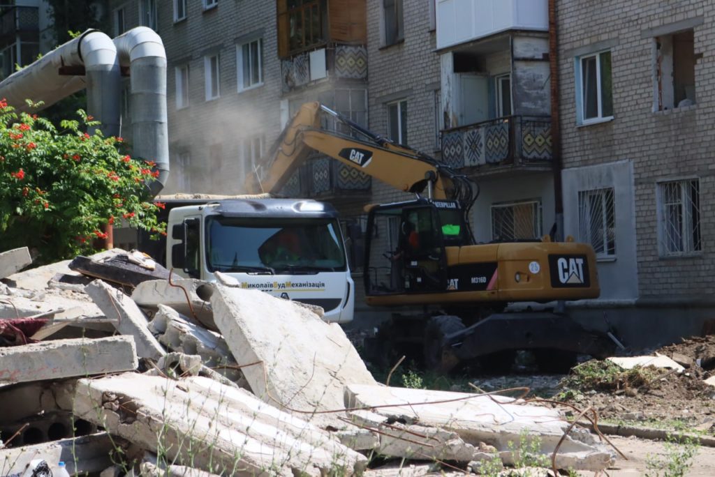 У Миколаєві прибирають будівельні відходи, які виникли внаслідок російських обстрілів і бомбардувань (ФОТО) 7