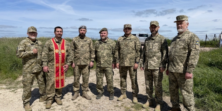 Десятеро українських військових капеланів пройшли двотижневу підготовку на перших у своєму роді курсах Сухопутних військ ЗС Великої Британії (ФОТО)