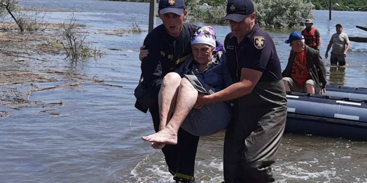 Виносять на руках: рятувальники Миколаївщини показали, як евакуюють мешканців затоплених територій (ФОТО)