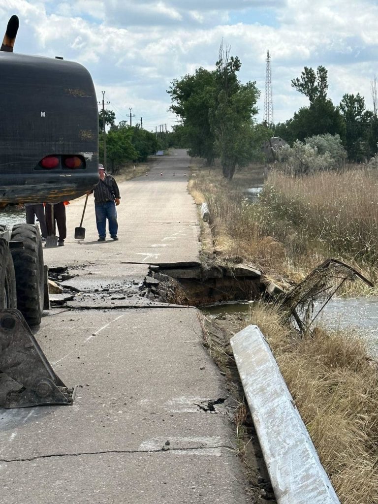 На Миколаївщині почали ремонтувати дамбу, яка веде до села Афанасіївка (ФОТО) 8