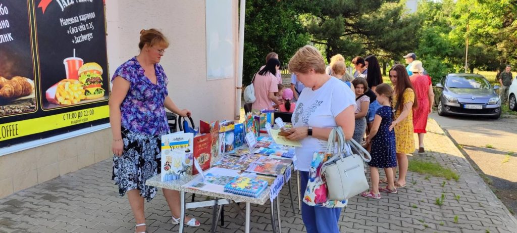 «Державності священний оберіг»: вже вчора миколаївців привітали із Днем Конституції України, а сьогодні ще буде продовження (ФОТО) 9