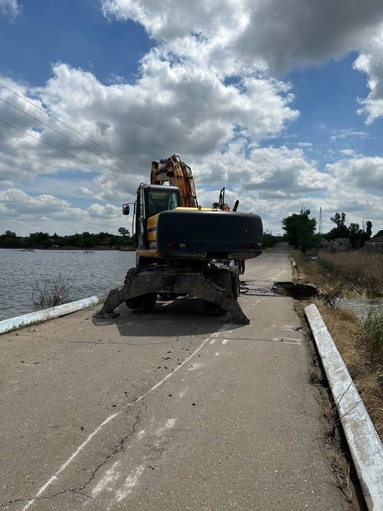 На Миколаївщині почали ремонтувати дамбу, яка веде до села Афанасіївка (ФОТО) 10