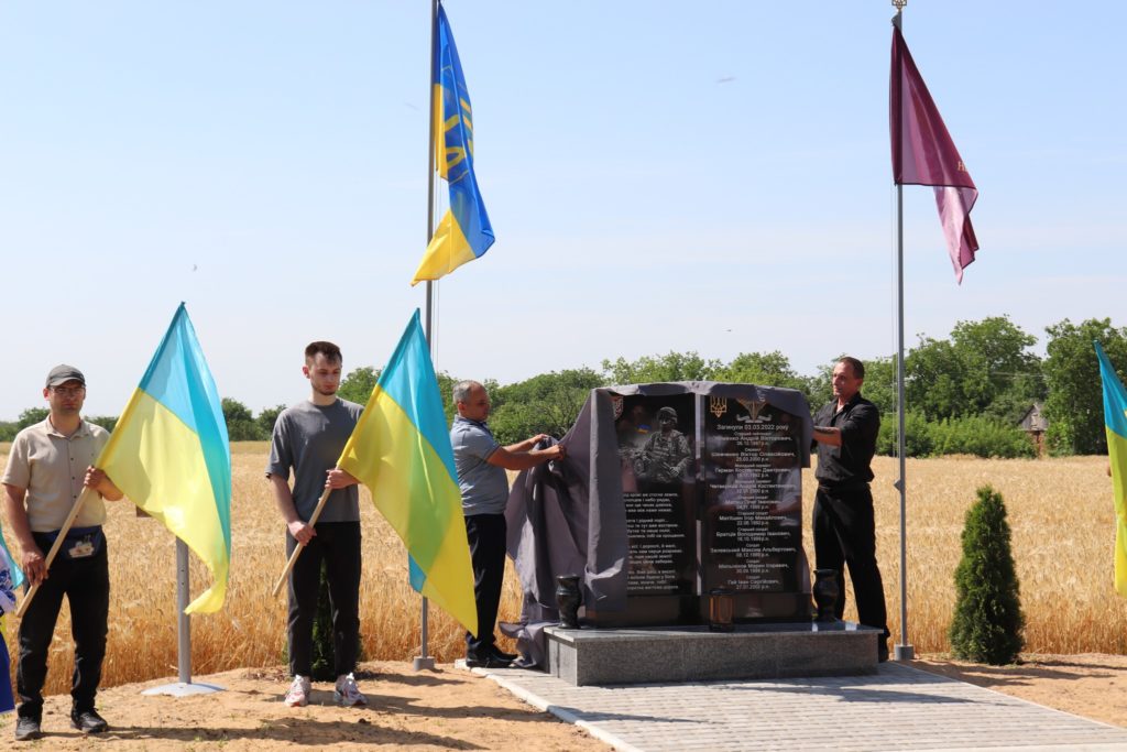 На Миколаївщині відкрили меморіальний знак на честь десантників 80-ї бригади, які загинули під час визволення села Андрійчикове від рашистів (ФОТО) 10