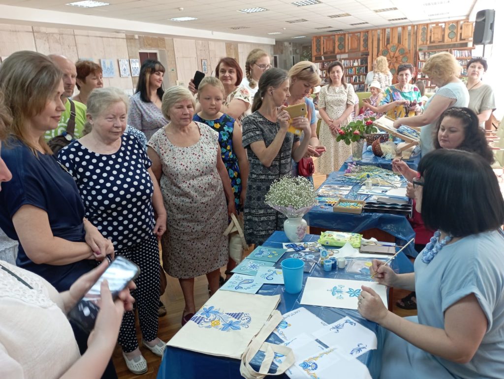 «В блакиті неба й моря»: у Миколаєві відкрилась виставка робіт, створених за мотивами таврійського розпису (ФОТО) 10