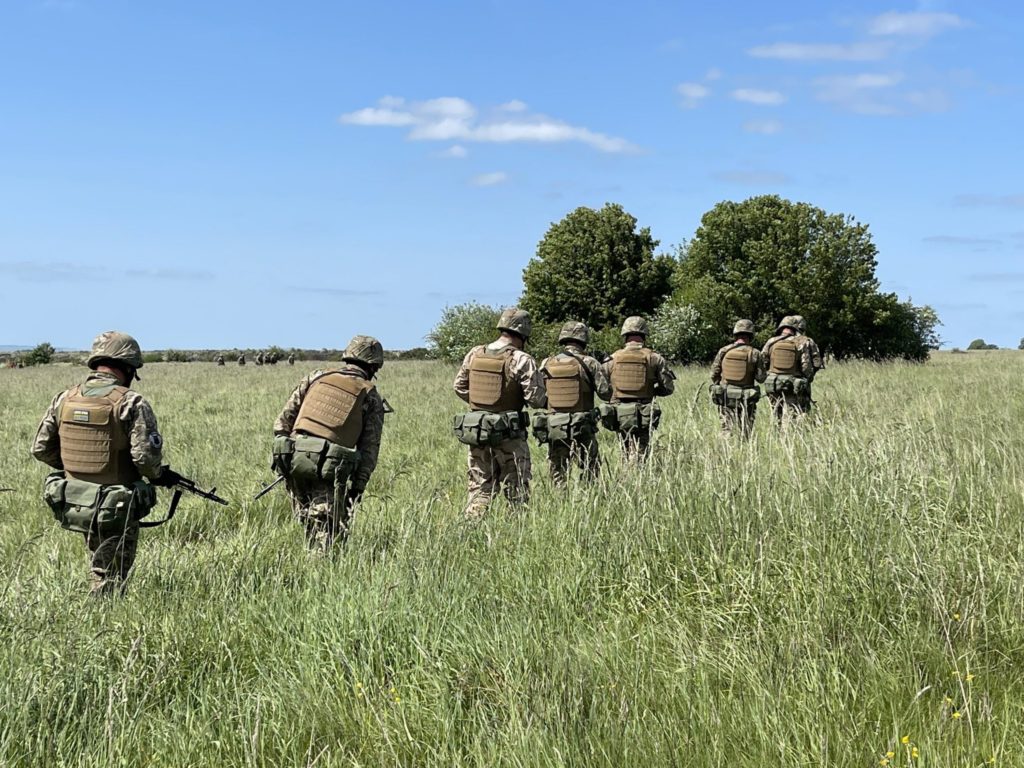 Десятеро українських військових капеланів пройшли двотижневу підготовку на перших у своєму роді курсах Сухопутних військ ЗС Великої Британії (ФОТО) 12