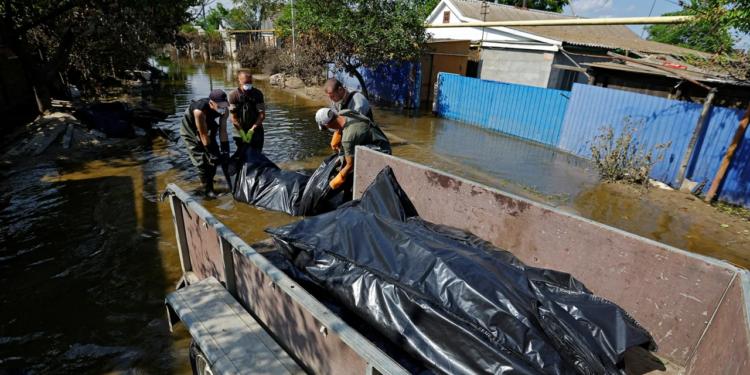 В Голій Пристані збирають тіла загиблих внаслідок підриву Каховської ГЕС (ФОТО)