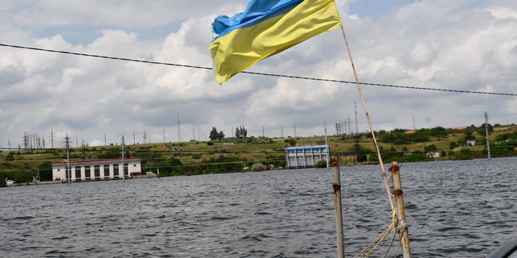 Рятувальники Миколаївщини відкачують воду з осель та колодязів мешканців населених пунктів, де вода відступає, та допомагають доставляти питну воду (ФОТО)