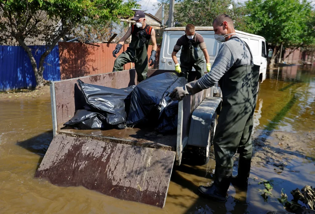 В Голій Пристані збирають тіла загиблих внаслідок підриву Каховської ГЕС (ФОТО) 16