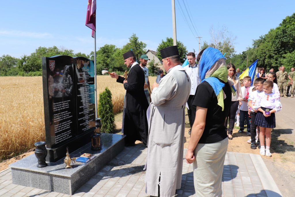 На Миколаївщині відкрили меморіальний знак на честь десантників 80-ї бригади, які загинули під час визволення села Андрійчикове від рашистів (ФОТО) 16