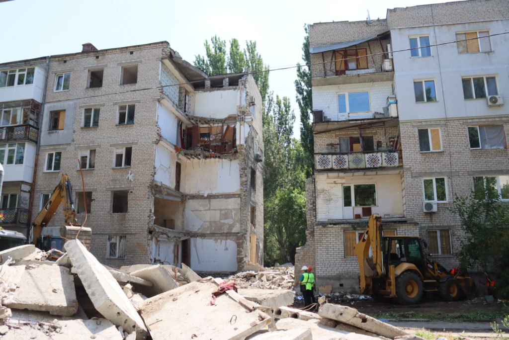 У Миколаєві прибирають будівельні відходи, які виникли внаслідок російських обстрілів і бомбардувань (ФОТО) 15