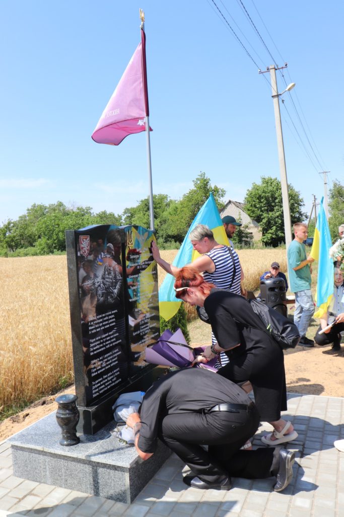 На Миколаївщині відкрили меморіальний знак на честь десантників 80-ї бригади, які загинули під час визволення села Андрійчикове від рашистів (ФОТО) 18