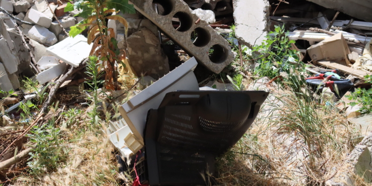 У Миколаєві прибирають будівельні відходи, які виникли внаслідок російських обстрілів і бомбардувань (ФОТО)