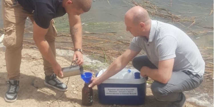 В Інгульці біля Снігурівки мор риби і забруднена вода, в річці зворотна течія