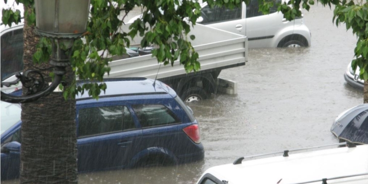 Як правильно їздити на автомобілі під час затоплень. Корисні поради