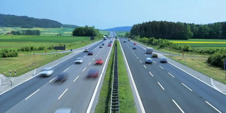 За кермом. Що українцям треба знати про платні дороги в Європі