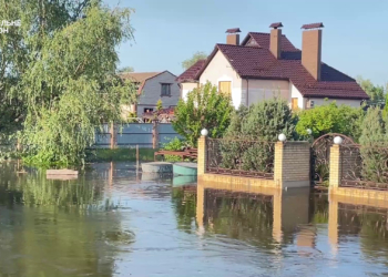 В Херсоні прибуває вода, затоплює приватний сектор (ВІДЕО)