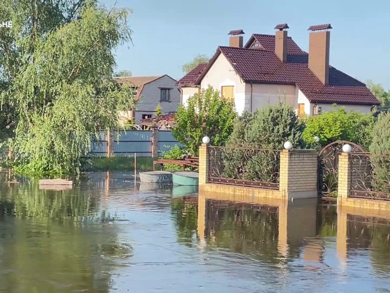 В Херсоні прибуває вода, затоплює приватний сектор (ВІДЕО)
