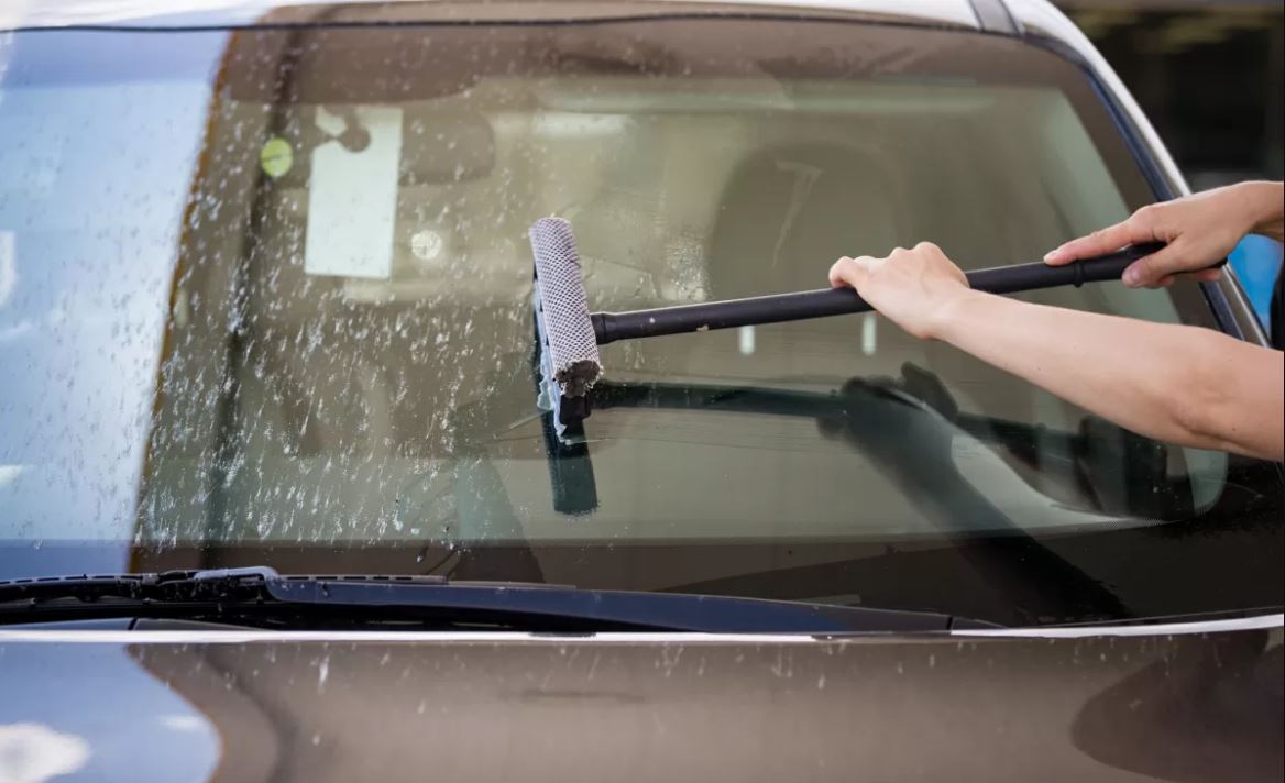 Якщо завтра в дорогу. Як очистити лобове скло від слідів комах