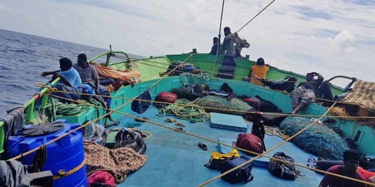 “Пекельний острів”. Човен мігрантів збився з курсу і попав на секретну базу з в’язницею ЦРУ. Що з цього вийшло (ФОТО)