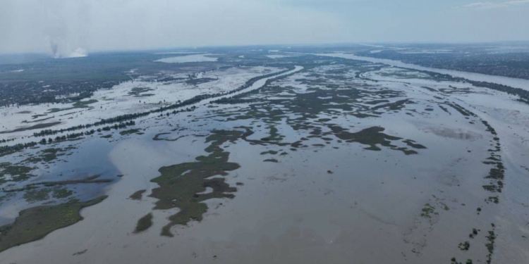 В районі Антонівського мосту подекуди видніються тільки дахи будинків…(ФОТО, ВІДЕО)