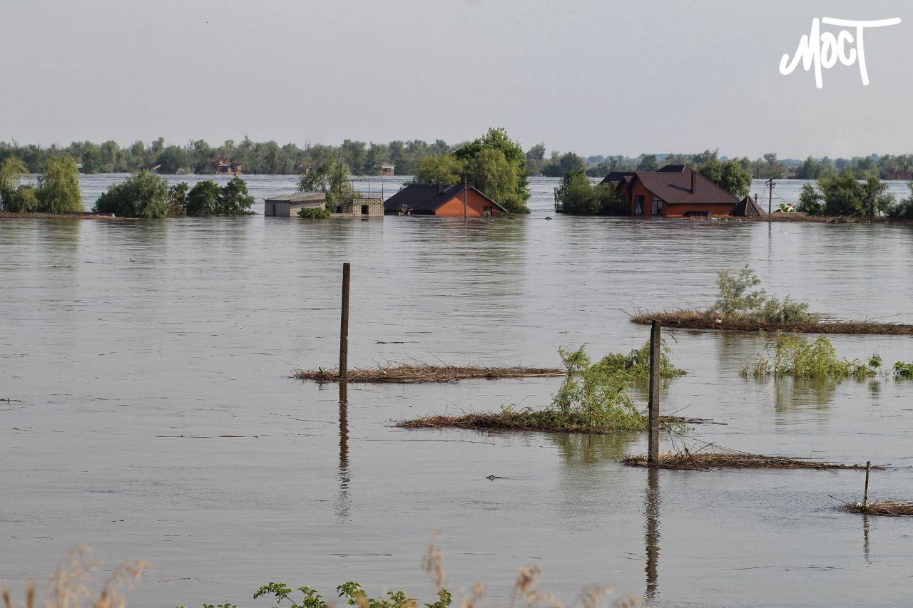 В районі Антонівського мосту подекуди видніються тільки дахи будинків…(ФОТО, ВІДЕО)